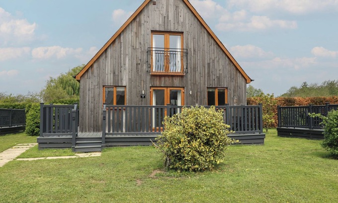 Brigg Cottage | JAMES VILLE MARINA LODGE 8, pet friendly in Brigg