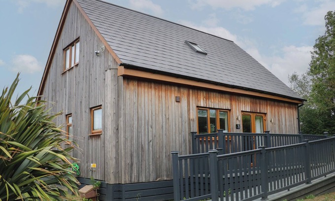 Brigg Cottage | JAMES VILLE MARINA LODGE 10, pet friendly, with hot tub in Brigg