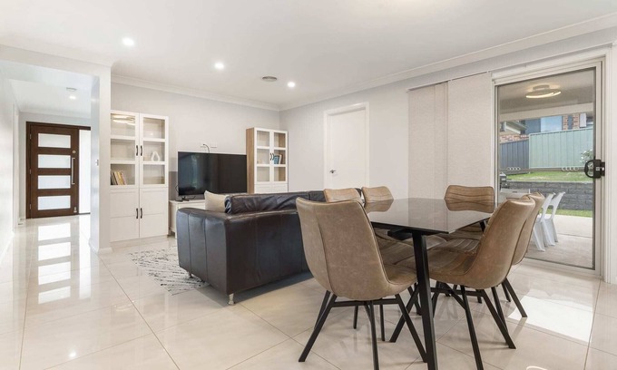 Bletchington House | Japonica Dream - Modern Family Home, Free Wifi