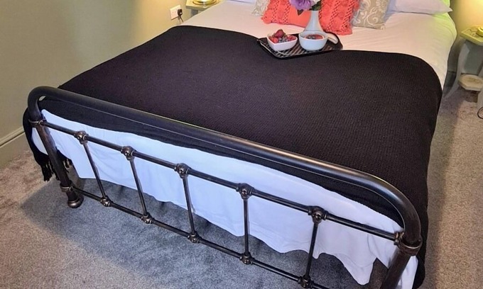 Forsbrook House | Jaspers a spacious place to stay in Stoke-on-Trent