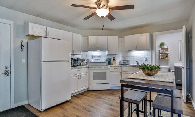 Weston Apartment | Jelinek Hideaway Unit 8