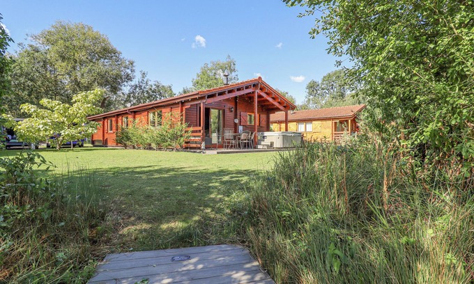 Tattershall Cottage | JEMIMA LODGE, pet friendly, with hot tub in Tattershall
