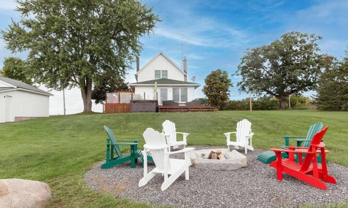 Greater Napanee House | Joanie's Farmhouse · Waterfront with Hot Tub