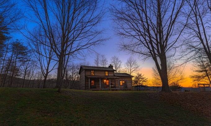 Bentonville Cabin | John Pope Cabin A beautifully 1865 renovated authentic log cabin