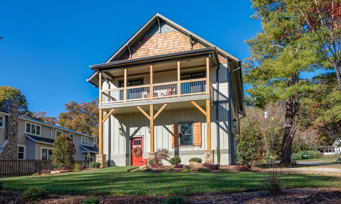 Black Mountain Cottage | Johnson Carriage House-Walk to Downtown Black Mountain