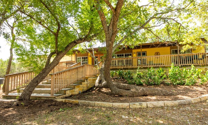 Ingram House | JOHNSON CREEK - YOUR HILL COUNTRY GETAWAY! Fishing/kayacking/hot tub/fire pit.