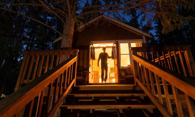 Johnston Canyon Resort | Johnston Canyon Lodge and Bungalows