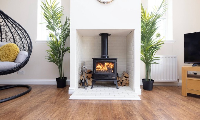Kelty House | JOIVY Greenknowes Cottage W/Hot Tub & Fireplace