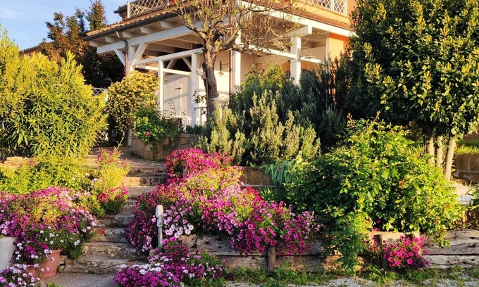 Potenza Picena Apartment | Joka - Red Apartment - Oasi of relaxation 10 minutes fro, the sea