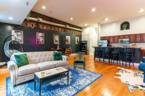 Downtown Knoxville Apartment | Jolene's Hideout - Noise Notice Wed-Sun