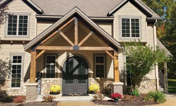 Grand Junction House | Journey to The Well Gathering Place is a Retreat Center with a Lodge + 6 Homes.