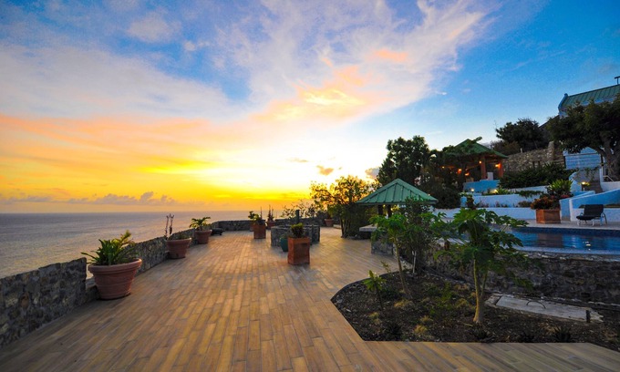 Cay Bay Hill Villa | Joy Estate - Expansive Property with Amazing Views and Full Generator