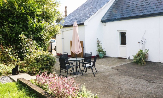 Castleisland Cottage | JULIE'S COTTAGE, pet friendly in Castleisland, County Kerry