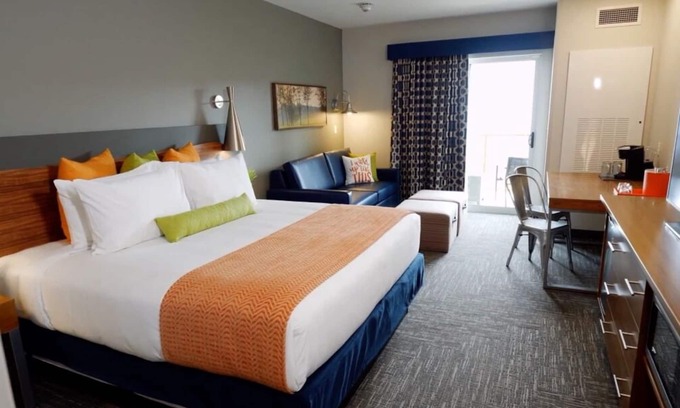 Circleville Resort | Junior King Suite with Patio at The Kartrite Resort and Indoor Waterpark!