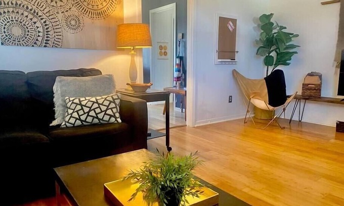 Johnston Terrace House | Juniper House | Group Getaways | Airport and E.ATX