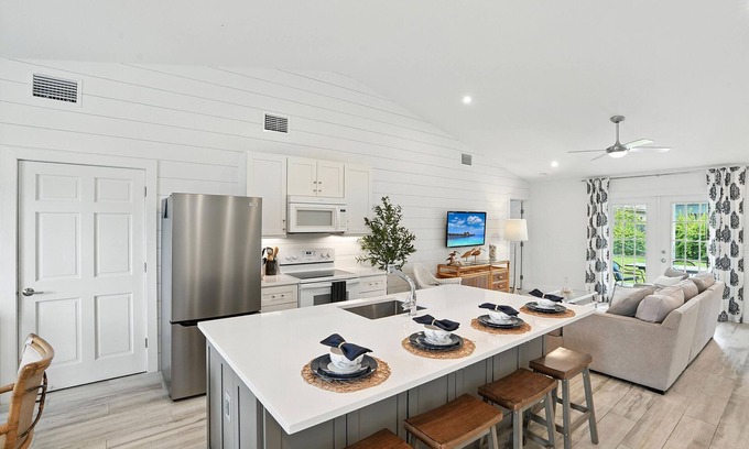 Naples Park House | Juniper Presents: Blue Haven – Snowbird Escape 2 Mins to Vanderbilt Naples Beach