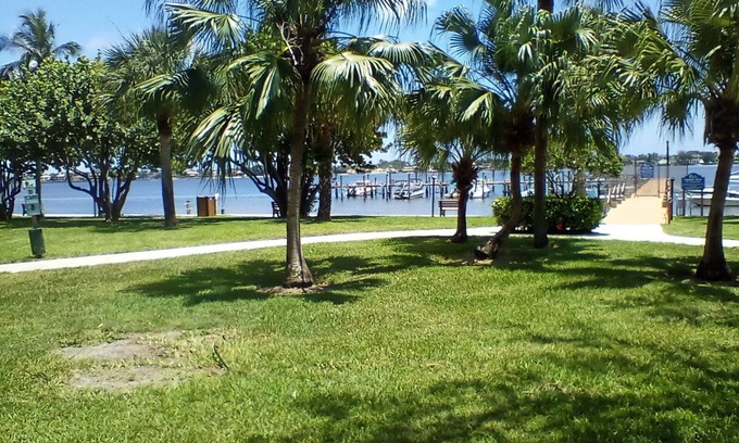 Jupiter Plantation House | JUPITER WATERFRONT GEM! On the historic Loxahatchee River.