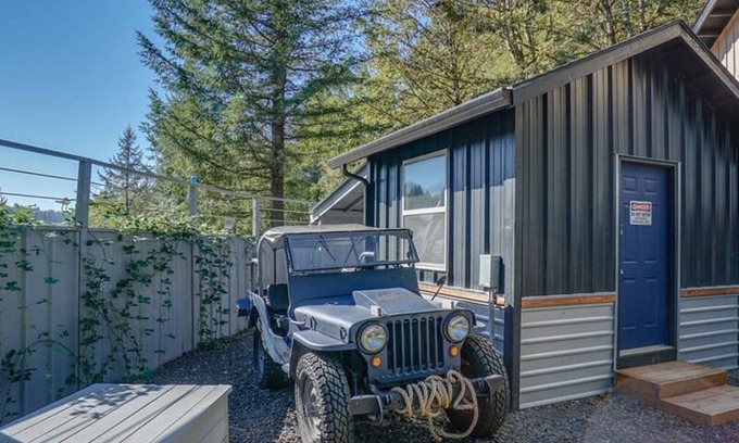 Washougal House | Jurassic Themed Adventure 4BR Home With Hot Tub
