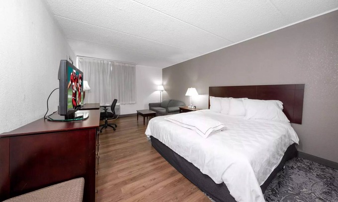 Carteret Hotel | Just Minutes From Carteret Waterfront Park! Onsite Bar, Complimentary Parking