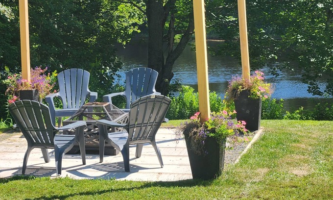 Canal House | just steps away from the Macquadavic River,minutes away from the bay of Fundy
