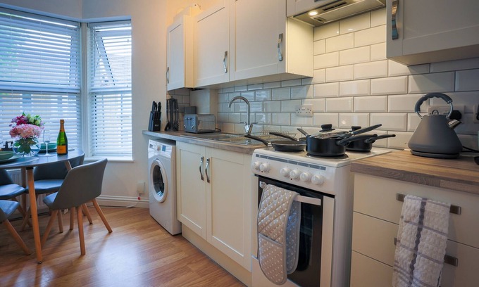 Southend-on-Sea Apartment | K Suites - 2 BR Apt - 3 min walk from beach