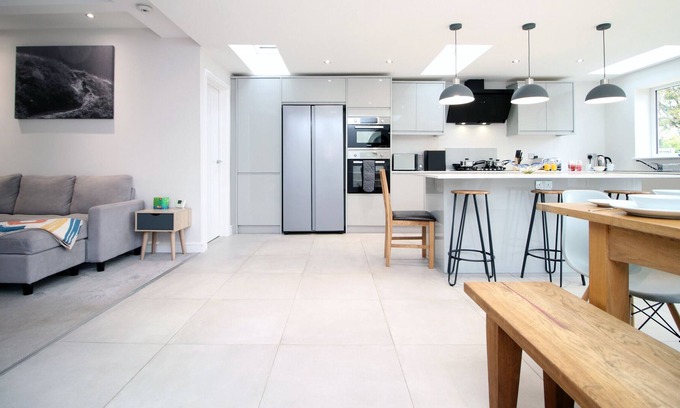 Cannock House | K Suites - Lovely 5-Bedroom House w/ free Wi-Fi
