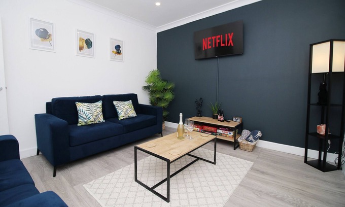 Pontypridd House | K Suites - Stylish 3 Bedroom House w/free Wi-Fi