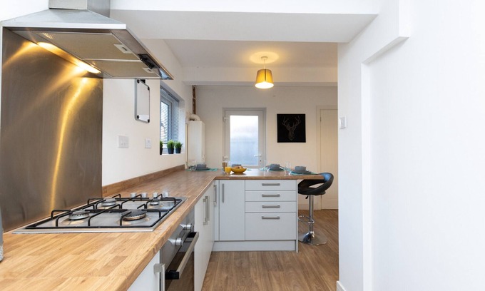 Newark upon Trent House | K Suites - Unique 4 bed House w/free parking