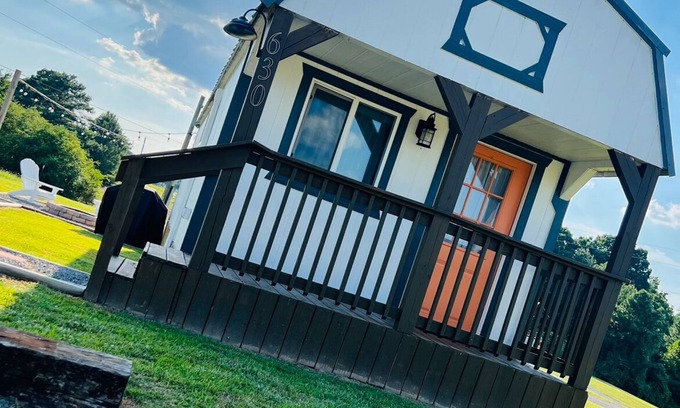 Cullman Cabin | Karagan Cottage is less a mile from Smith Lake Park and the Zipline's.