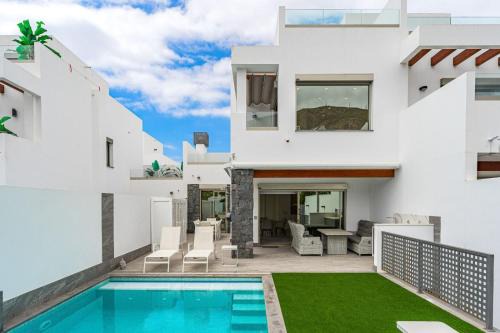 Los Cristianos Villa | Karat Villa Portofino