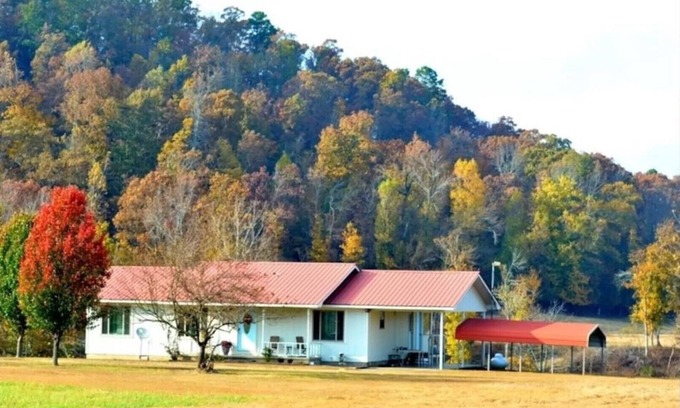 Pine Ridge Cottage | Karen's Country Cottage at Kates Creek, LLC