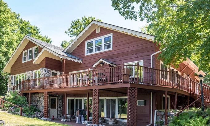 Frazee House | Karinall Estate at the Lake: sleeps 24, 8 bedrooms, 6 bathrooms, 9,400 sq ft