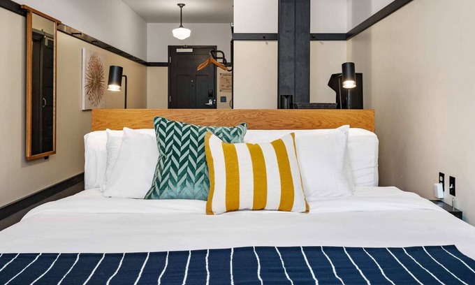 East Liberty Apartment | Kasa | Classic Studio, Quick Drive to Carnegie Mellon | The Maverick