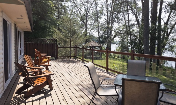 Bongard Cottage | Kat's Cradle Cottage in Prince Edward County. Waterfront on the Reach!