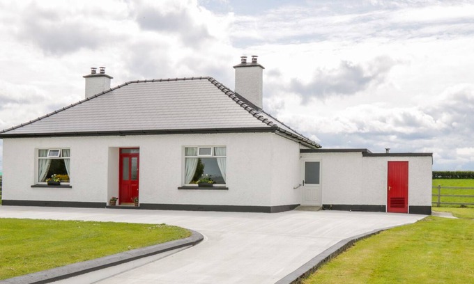 Ballina Cottage | KATE'S COTTAGE, pet friendly, with open fire in Ballina, County Mayo