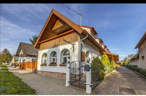 Balatongyorok Bed & Breakfast | Kathy Panzió