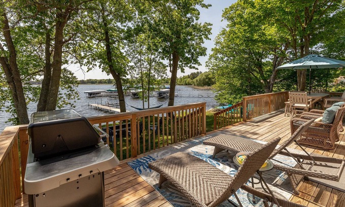 Garrison House | Kayaks, Paddle Boat, Game room, Firepit & Much More- On Swimming Bay!