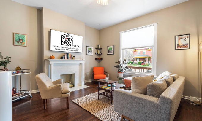 Rosedale House | KC Explorer - Walkable 39th St. Bungalow + Parking!