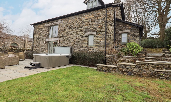 Penny Bridge Cottage | KEEPERS COTTAGE, family friendly, with hot tub in Backbarrow