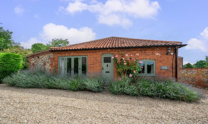 East Dereham House | Keepers Cottage - Three Bedroom House, Sleeps 6