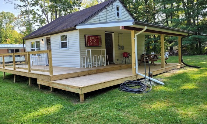 Linesville Cottage | Keepsake by the Lake - Newly renovated 1 bedroom cozy cottage