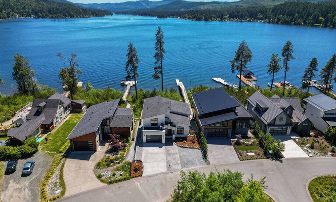 Shawnigan Lake House | Kelly's Sunset Lake Retreat