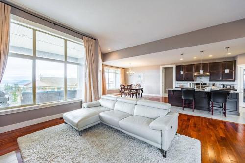 Southwest Mission House | Kelowna Spacious Upper Floor 2BD