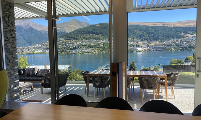 Kelvin Heights Villa | Kelvin Heights ultra modern luxurious house, exceptional lake and mountain views