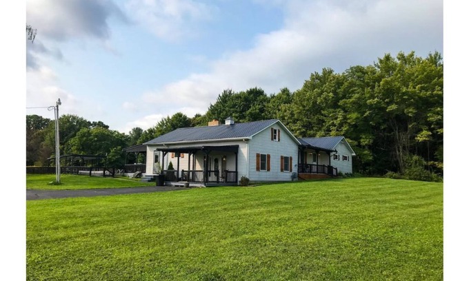 Kennerdell House | Kennerdell Country Retreat with seasonal inground pool