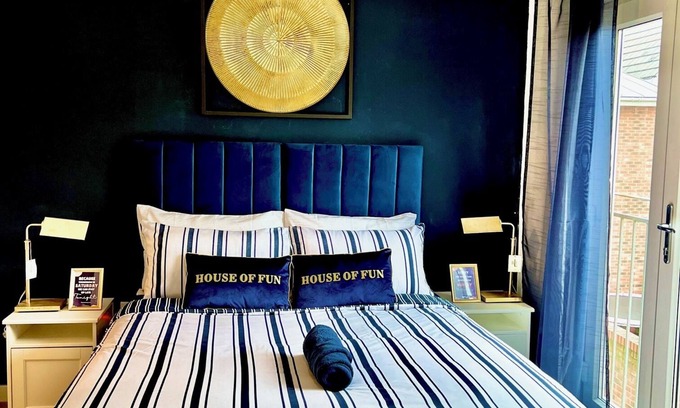 Dartford House | Kent Holiday Home | 5 Bedroom Luxe Home| Games & Free Parking| 2Mins To Crossing