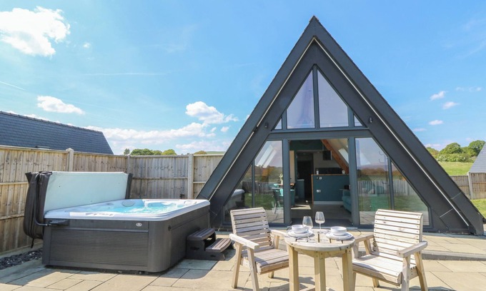 Llanyre Cottage | KERRY HILL - THE SHEEPFOLD, pet friendly in Llandrindod Wells