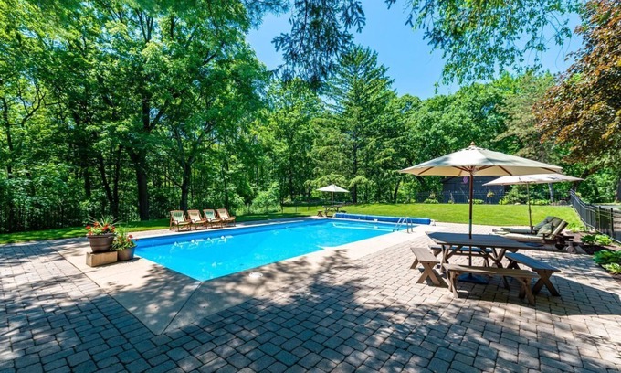 East Troy Cottage | Kettle 2BR Cabin on 15 lush acres w pool and lake