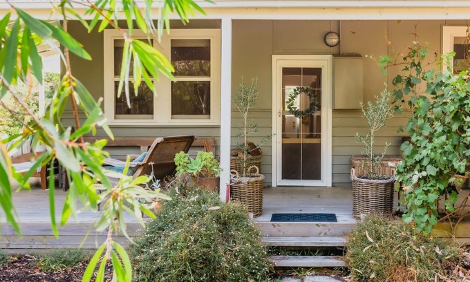 Flinders House | Kia-Ora Cottage - Shaded Garden with space for the Kids to Play