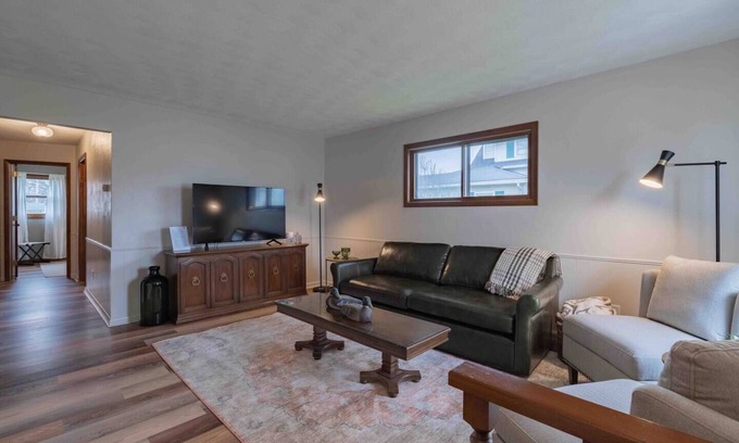 Van Wert House | Kick off your shoes and relax with the whole family at this peaceful 1970’s ranch
